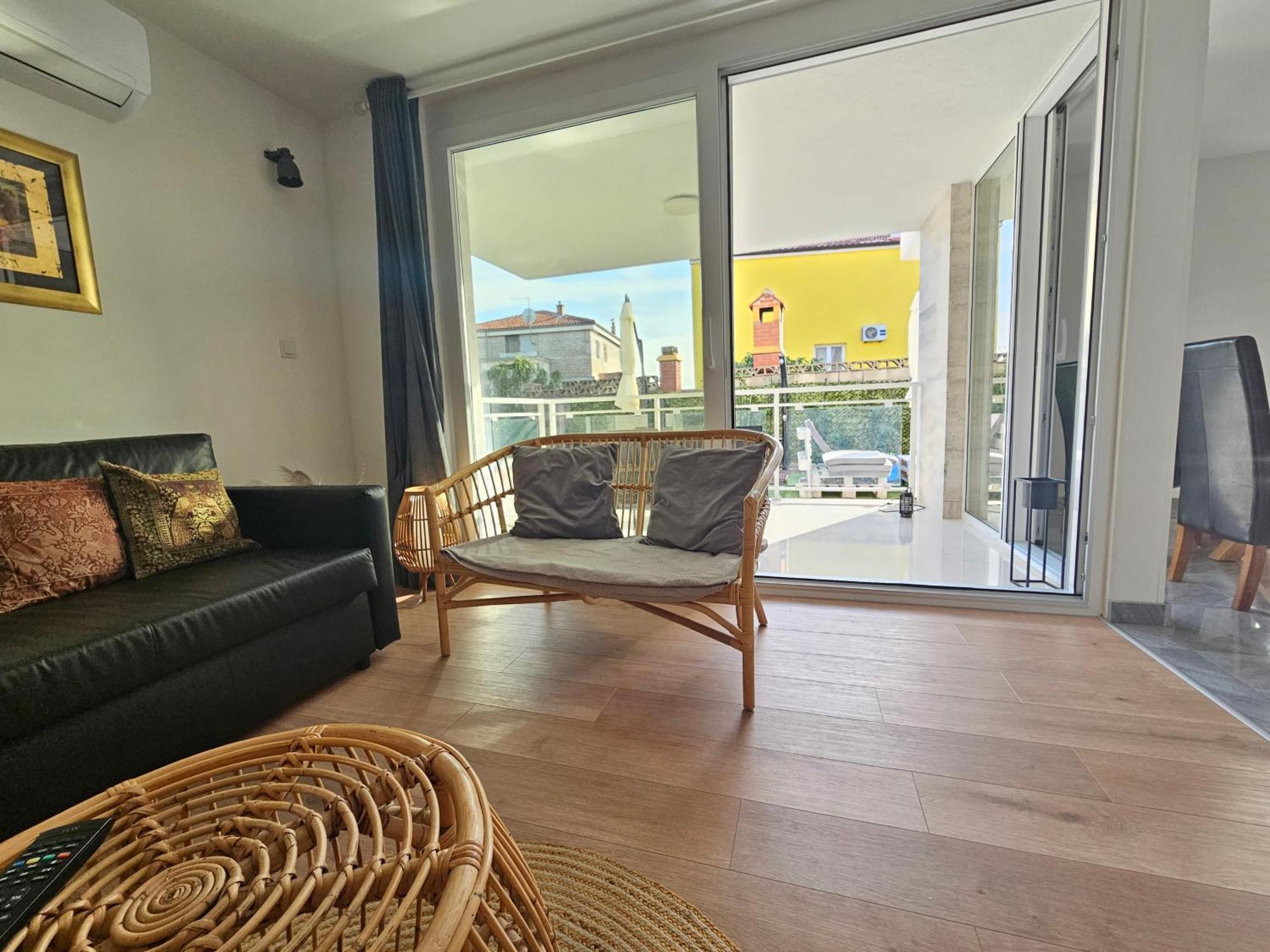 Vila Regina Apartment Rex With Swimming Pool Jezera Bagian luar foto